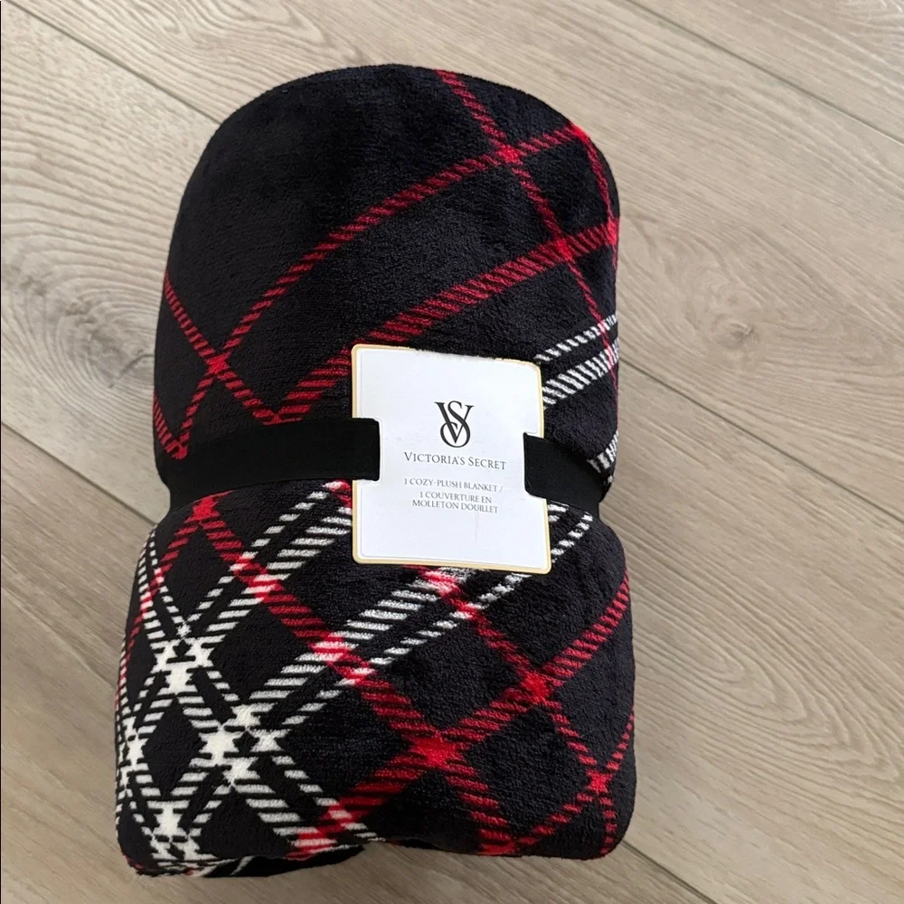 NWT Victorias Secret Cozy Plush Plaid Blanket
